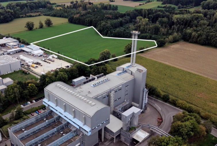 Das Bild zeigt die Fläche für die geplante Anlage neben dem Müllheizkraftwerk