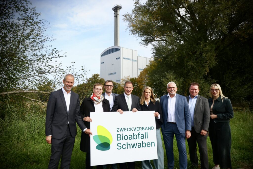 Auf dem Bild sind die Vertreter der Landkreise und Städte, die den Zweckverband gründen. Im Hintergrund das Müllheizkraftwerk Weißenhorn.